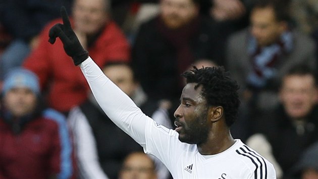 Wilfried Bony ze Swansea oslavuje svj gól proti West Hamu.