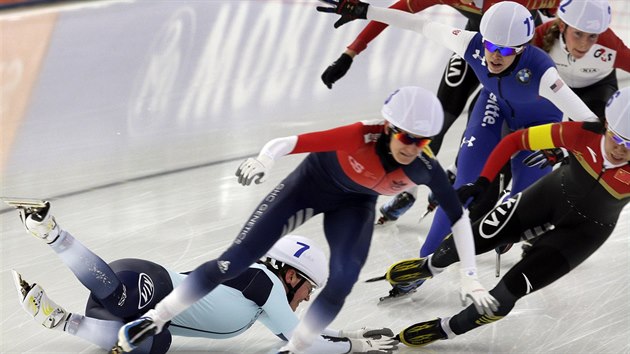 Jelena Petersová padá v berlínském závod s hromadným startem, Martina...