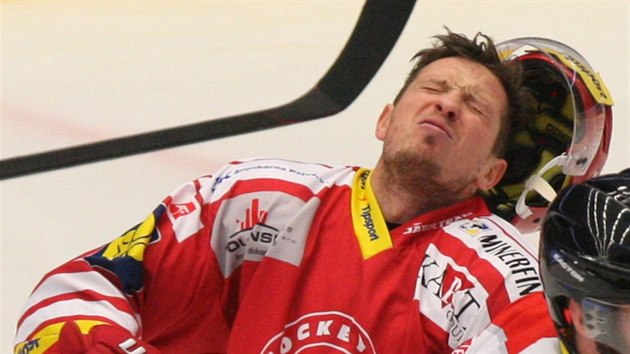 Tineck hokejista Daniel Rkos dostal do oblieje olomouckou hokejkou