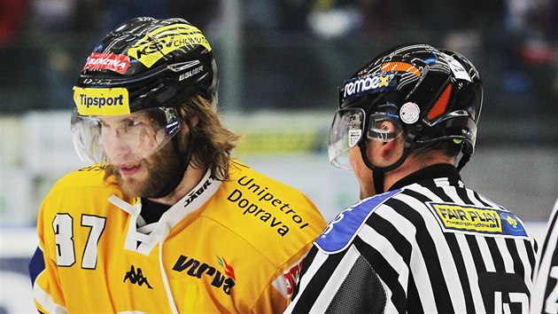 Litvnovsk hokejista Kamil Piro se dostal do sporu s rozhodmi.