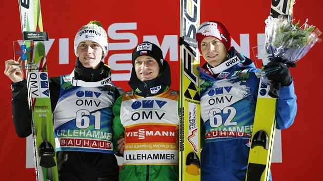 Roman Koudelka (uprosted) coby vtz zvodu SP v Lillehammeru, vlevo druh Peter Prevc, vpravo tet Michael Haybck.