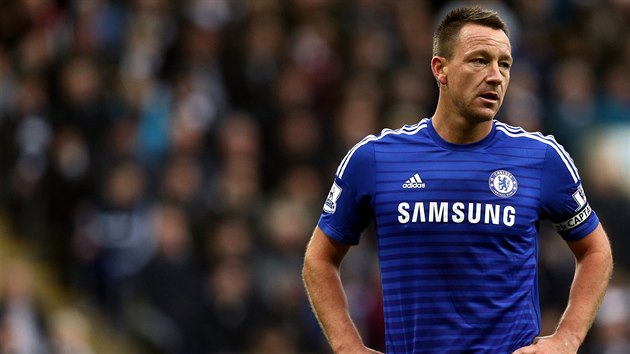 NECHÁPU. Kapitán Chelsea John Terry jen tko skousává poráku od Newcastlu.