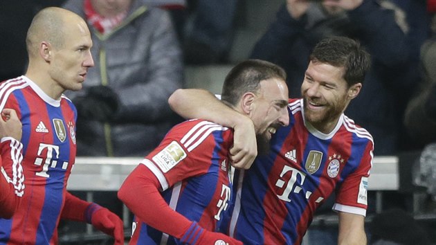 Glov radost hr Bayernu Mnichov v utkn s Leverkusenem, uprosted je stelec glu Franck Ribry.