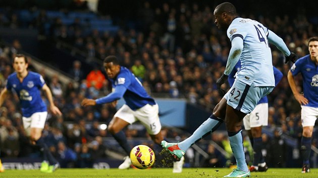 Yaya Tour z Manchesteru City promuje penaltu proti Evertonu.