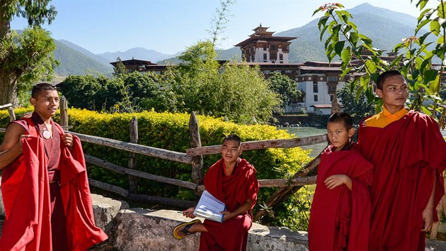 Mladí mniši před klášterem v Punakha