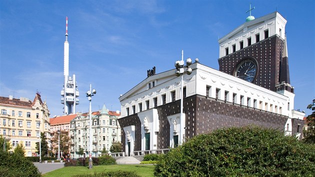 Absolutní dominantou Jiřího z Poděbrad je kostel Nejsvětějšího Srdce Páně.
