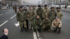 Příslušníci batalionu Kyjev 12 pózují v ukrajinské metropoli po návratu z...
