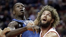 Robin Lopez z Portlandu (vpravo) a Gorgui Dieng z Minnesoty.