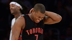 BOLÍ TO. S bolestivou grimasou odchází faulovaný Kyle Lowry z Toronta.