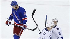 John Moore z NY Rangers odjídí se sklopenou hlavou. Ondej Palát a Tyler...