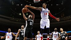 Cory Joseph ze San Antonia se chystá na st�elu, blokuje ho Danny Green z...
