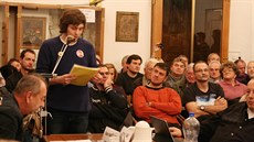 len petiního výboru Radek Holodák peetl text petice za odstoupení starosty...