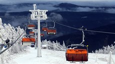 Ly�a�ka se ztratila poblí� sjezdovek na Klínovci.