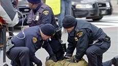 Clevelandská policie zatýká demonstranta (25. listopadu 2014).