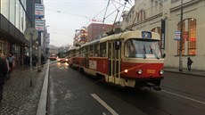 Slu�ební tramvaj projí�dí trasu linky �íslo 9 poté, co byla z trolejí...
