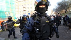 Policie asistovala pi vyklízení squatu na praském ikov (9.12.2014)