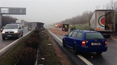 Provoz na dálnici D5 zablokovala tragická nehoda dvou kamion.