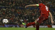 Steven Gerrard se parádn trefil z pímého kopu proti Basileji.