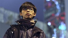 Joshua Wong stojí na pódiu v míst� protest� v Hongkongu.
