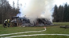 Jedna ze dvou chat, které zapálil v ned�li �há� na Chrudimsku.