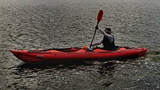 Marek �imí�ek ve vyp�j�eném kajaku na Bajkalu.