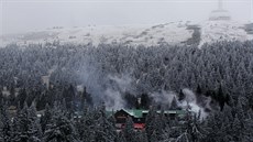 Celkový pohled na požár části chaty Barborka pod vrcholem Pradědu (nahoře...