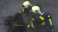 Díky hasičům se plameny nerozšířily na celou chatu Barborka. (4. prosince 2014)