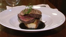 Steak Rossini pipravovaný v restauraci La Finestra in Cucina