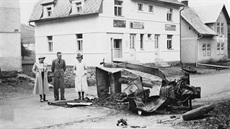 Atmosféru na umav roku 1938 dokresluje snímek, kdy nkteí obyvatelé naden a nacistickým pozdravem vítají nmecké vojáky.