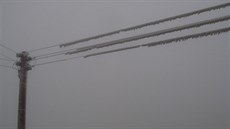 Dráty jsou obalené námrazou