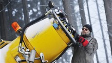 Sn�hová d�la na �acberku práv� vychrlila první leto�ní várku sn�hu a je �as na...