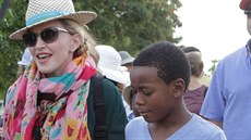 Madonna s adoptivním synem Davidem v Malawi (2014)