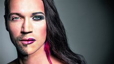 Luká� Hejlík nap�l �enou v Magazínu DNES. Make-up David �esták.