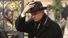 Michal Horá�ek jde na poslední rozlou�ení s Petrem Hapkou (Praha, Vy�ehrad, 4.