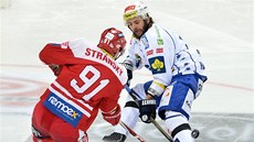 Jan Stránský ze Slavie se pokou�í obejít Jana Hanzlíka z Brna.