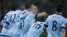 SLAVÍME. Fotbalisté Manchesteru City se radují z gólu. 