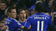 JE TAM. Eden Hazard (uprostřed, Cesar Azpilicueta a Didier Drogba slaví gól