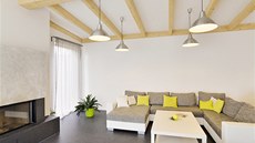 Obývací pokoj: stropní trámy jsou ošetřeny přírodním UV stabilním voskem a