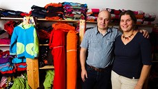 Man�elé Plecití navrhují a �ijí �eské d�tské oble�ení zna�ky Veselá Nohavice.