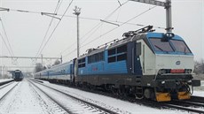 ZAMRZLÝ EXPRES. Kvli ledovce zstal Expres 144 Landek (vpravo) zaseklý ve...