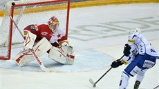 Tomá� Dujsík z Komety Brno se chystá poko�it slávistického branká�e Dominika...