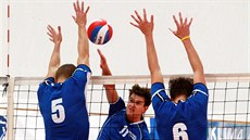 Choceský univerzál Tomá Felgr se snaí smeí prosadit ped dva blokující...