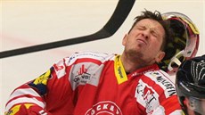 Třinecký hokejista Daniel Rákos dostal do obličeje olomouckou hokejkou