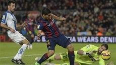 Luis Suárez z FC Barcelona se pokouí vybojovat mí na Kikovi Casillovi,...