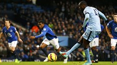 Yaya Touré z Manchesteru City promuje penaltu proti Evertonu.