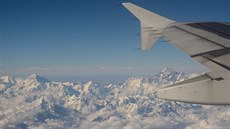 Pohled na Everest z letadla během letu Dilí – Paro