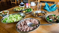 Typický oběd v bhútánské „lepší“ restauraci představuje několik misek s jídlem....