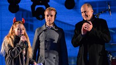 Ladislav Zibura (uprostřed) si převzal výhru za splnění úkolu v soutěži Tvůj...