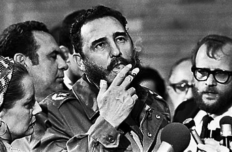 Fidel Castro hovoí s novinái bhem návtvy amerického senátora Charlese...
