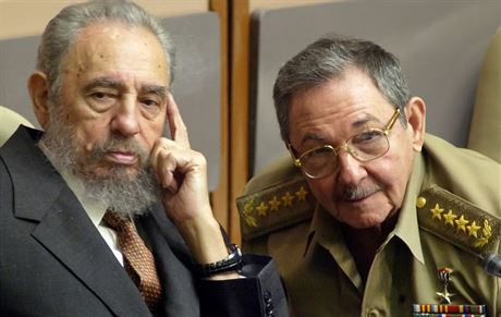 Fidel Castro a jeho bratr Raúl v roce 2004 v kubánském parlamentu. Raúl tehdy...